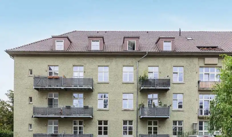 Wohnhaus mit grüner Fassade und Balkonen in Berlin-Karlshorst, Lage der Eigentumswohnung