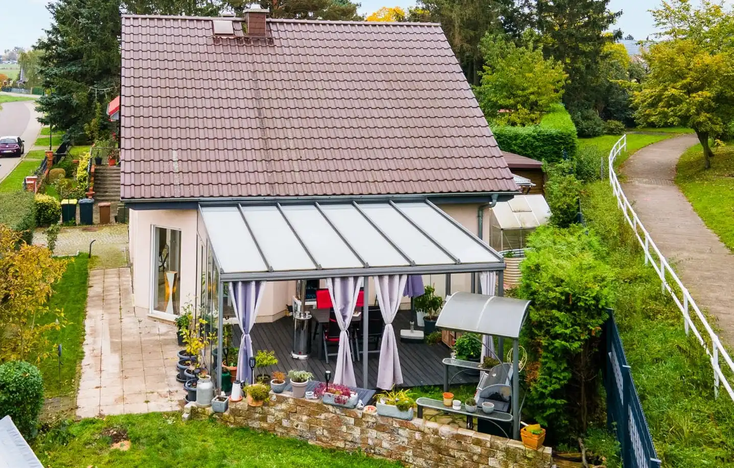Drohnenaufnahme des Einfamilienhauses mit Wintergarten und Garten in Ahrensfelde