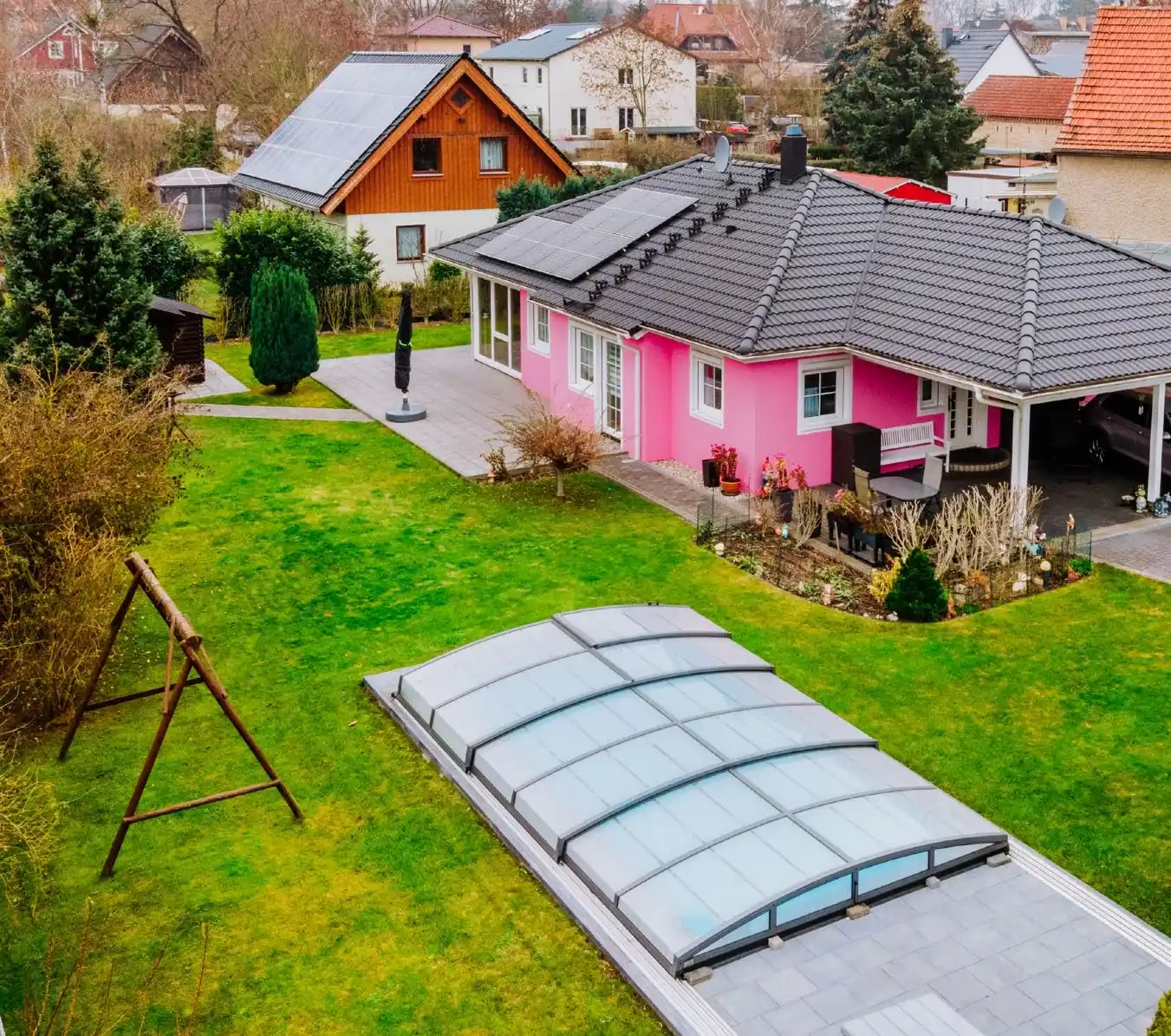 Drohnenaufnahme des Bungalows mit Carport, Garten und überdachtem Pool in Mühlenbeck (Mühlenbecker Land)