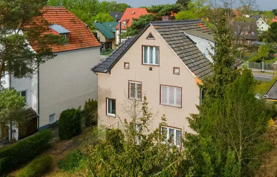 Freistehendes Wohnhaus mit Satteldach und Garten von oben in Berlin-Köpenick