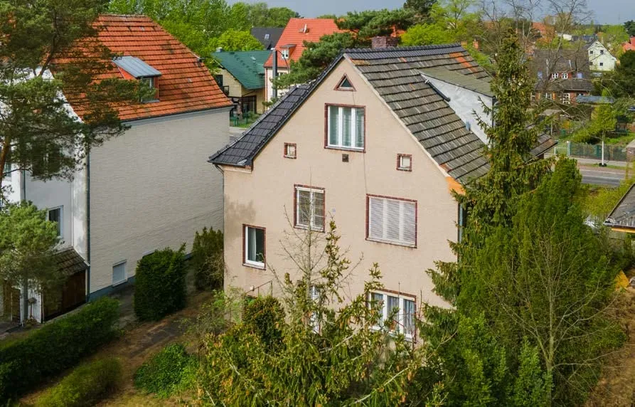 Freistehendes Wohnhaus mit Satteldach und Garten von oben in Berlin-Köpenick