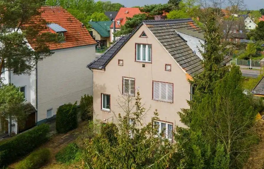 Freistehendes Wohnhaus mit Satteldach und Garten von oben in Berlin-Köpenick