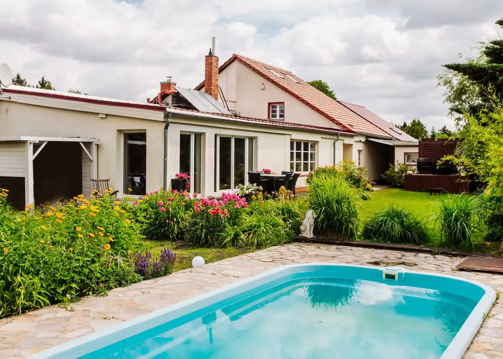 Doppelhaushälfte mit Pool und blühendem Garten in Berlin-Mahlsdorf