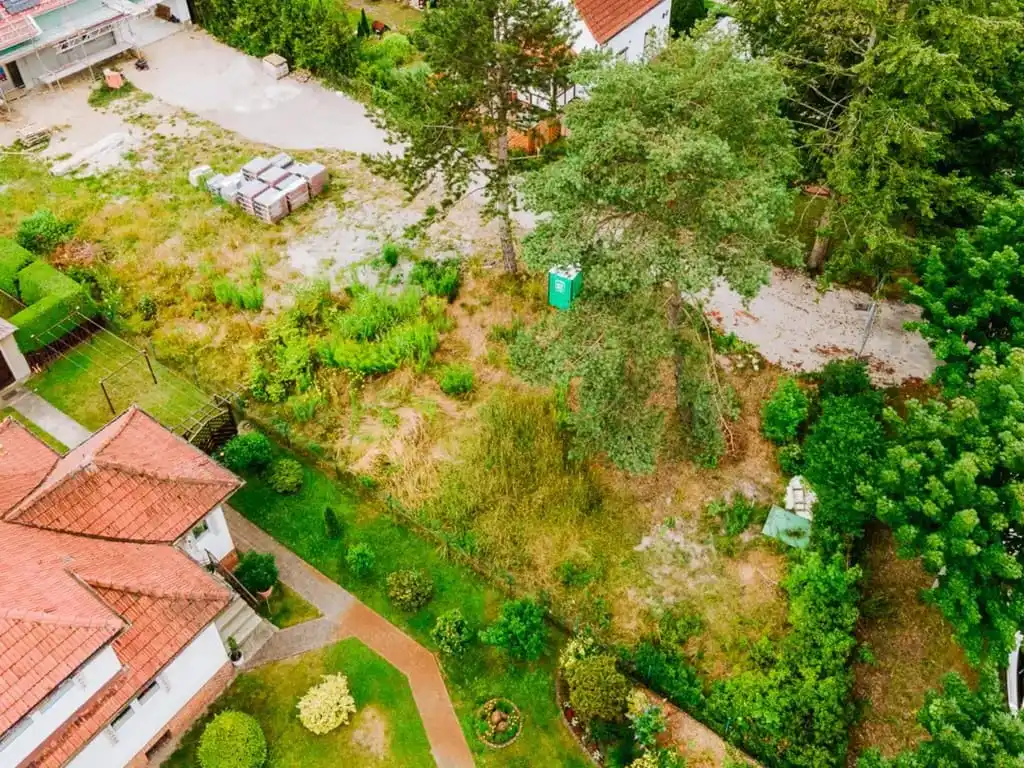 Baugrundstück mit Bäumen und Sträuchern von oben in Brieselang