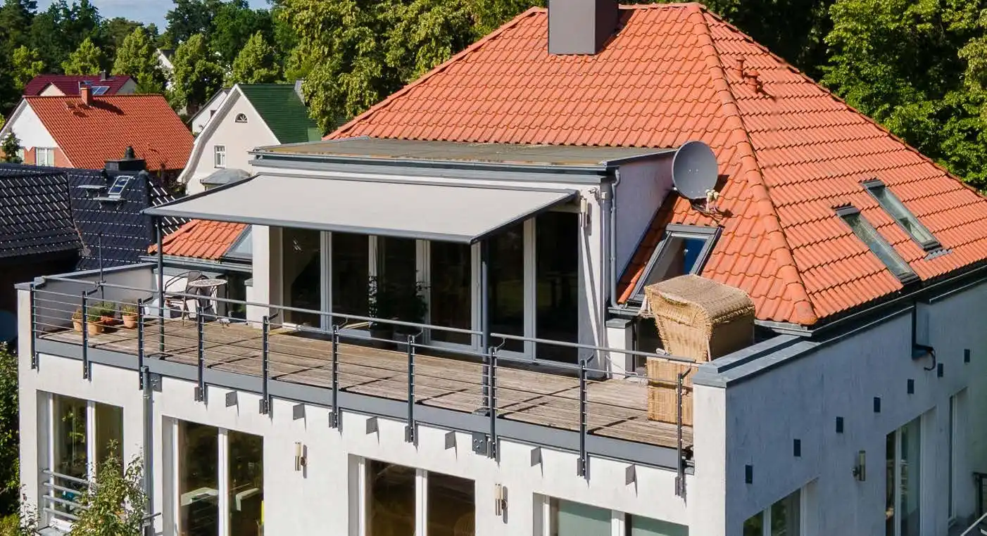 Dachterrasse mit Markise und Holzboden an der Eigentumswohnung in Wandlitz