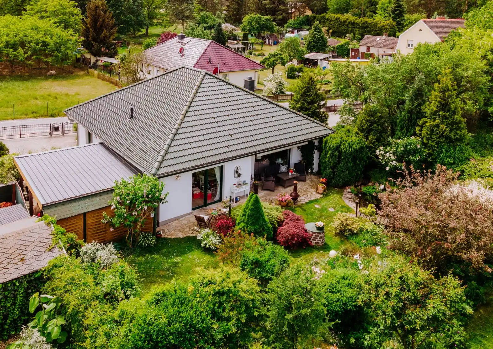 Drohnenaufnahme des Bungalows mit Garten und Terrasse in Rauen bei Fürstenwalde