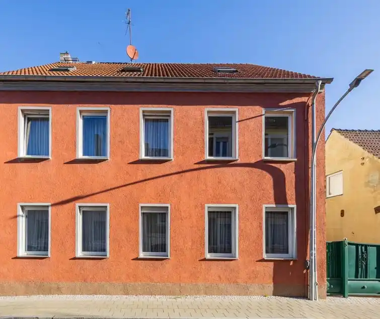 Mehrfamilienhaus mit roter Fassade in Luckenwalde
