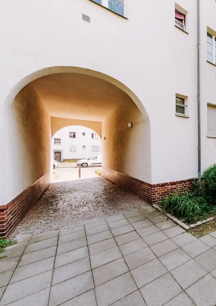 Durchgang mit Rundbogen im hellen Altbau-Wohnhaus der Eigentumswohnung in Berlin-Adlershof