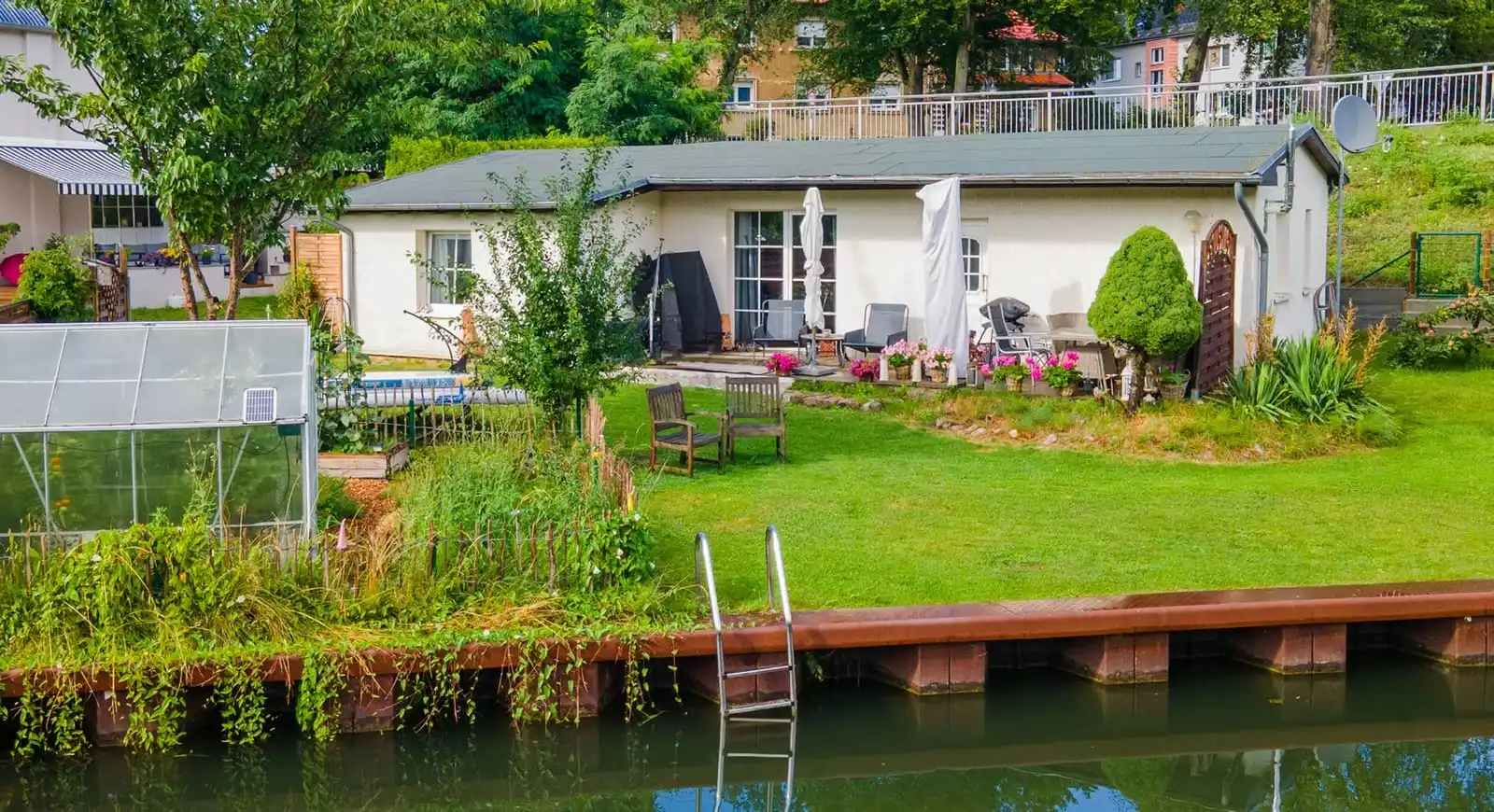 Bungalow mit Garten und Bootsanleger am Kanal in Rüdersdorf bei Berlin