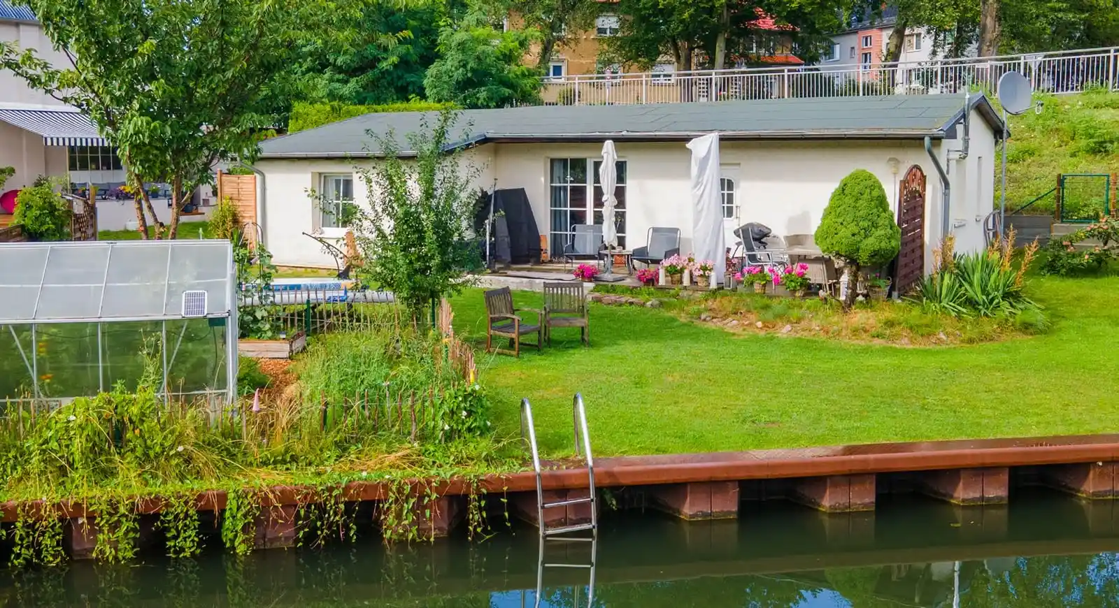 Bungalow mit Garten und Bootsanleger am Kanal in Rüdersdorf bei Berlin