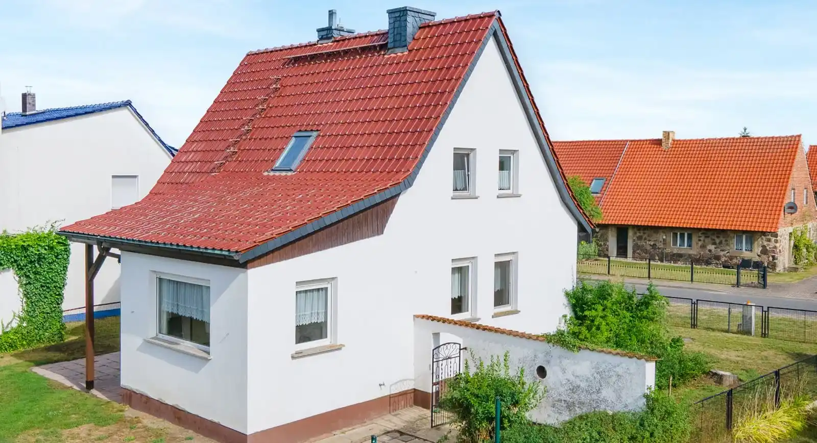 Rückseite des Wohnhauses mit Anbau und Carport in Weichensdorf bei Friedland