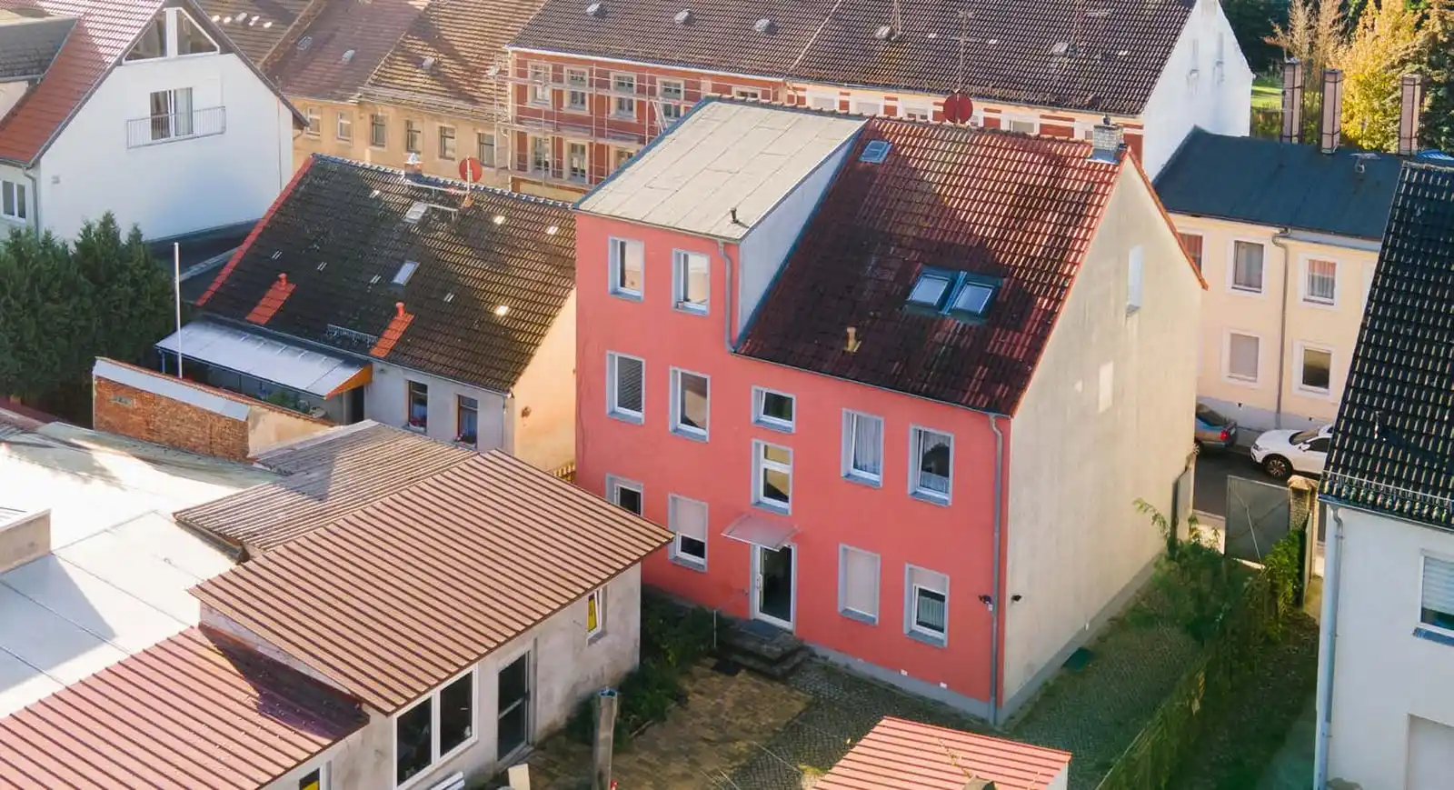 Mehrfamilienhaus mit Hof und Nachbarhäusern von oben in Luckenwalde