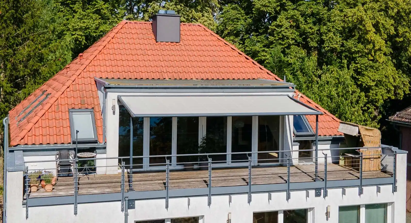 Dachgeschosswohnung mit großer Terrasse und Fensterfront in Wandlitz
