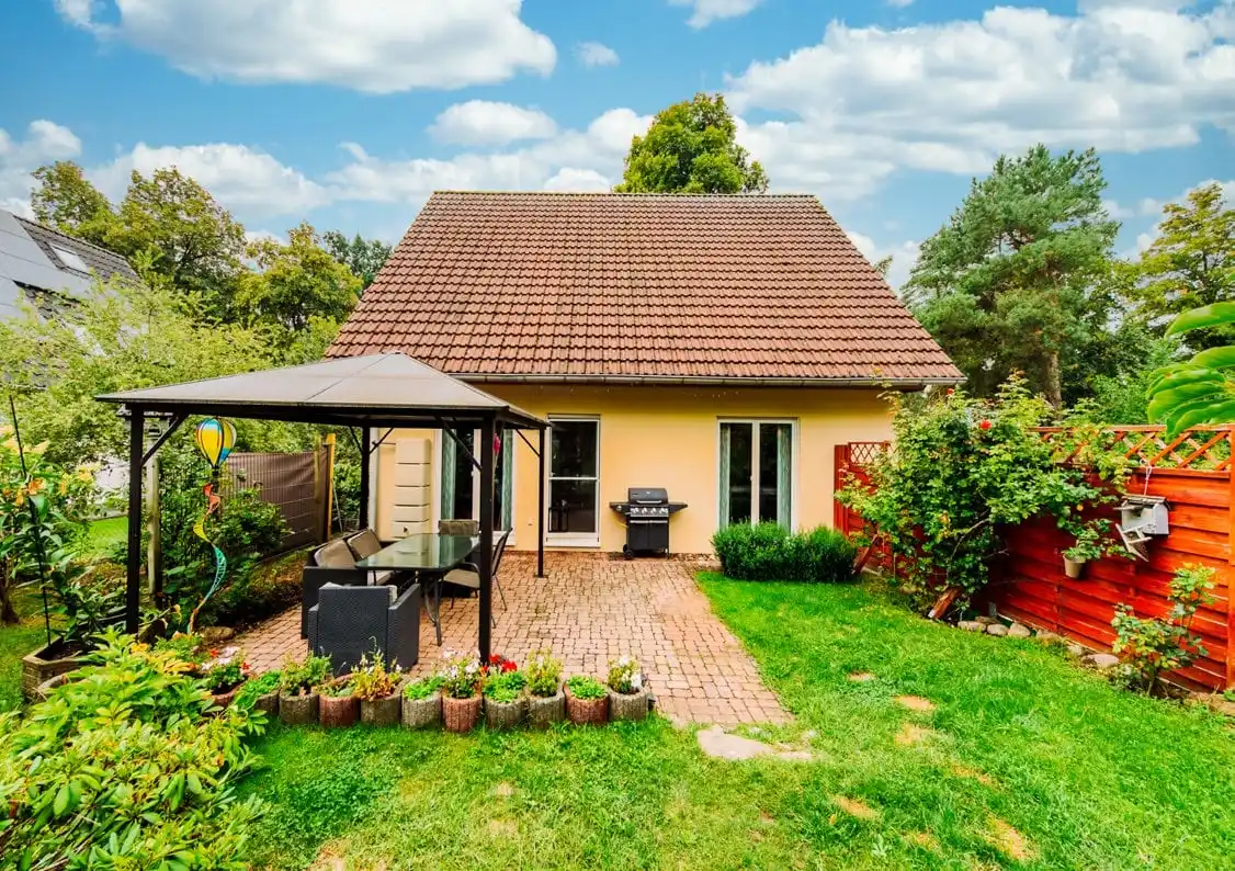 Gartenseite des Einfamilienhauses mit Pavillon und Terrasse in Hangelsberg bei Grünheide