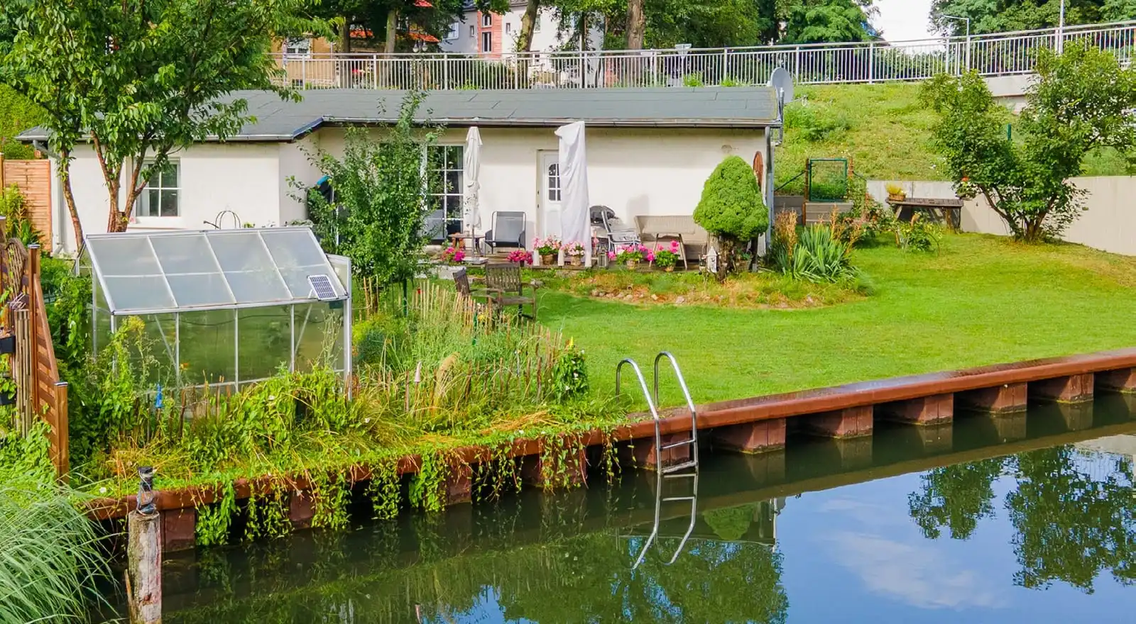 Wassergrundstück mit Bungalow, Gewächshaus und Uferbefestigung in Rüdersdorf bei Berlin