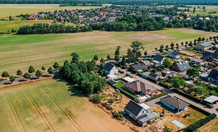 Ortsrand mit Einfamilienhäusern und Feldern in Schwante bei Oberkrämer, Drohnenaufnahme
