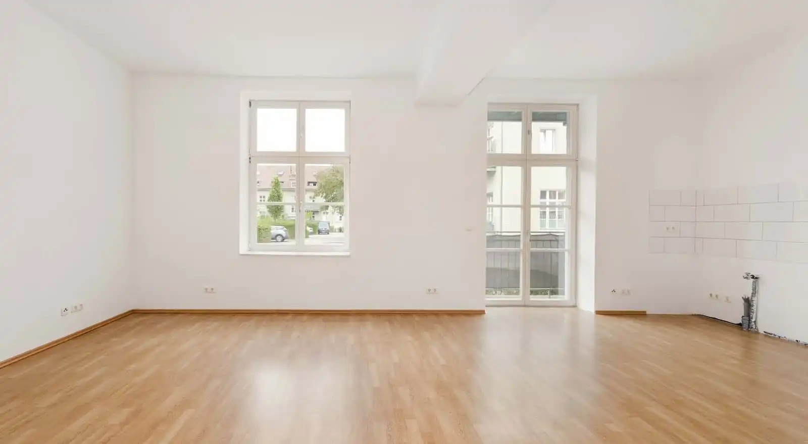 Heller Wohnraum mit Laminat und Fenstertür in der Eigentumswohnung in Berlin-Karlshorst