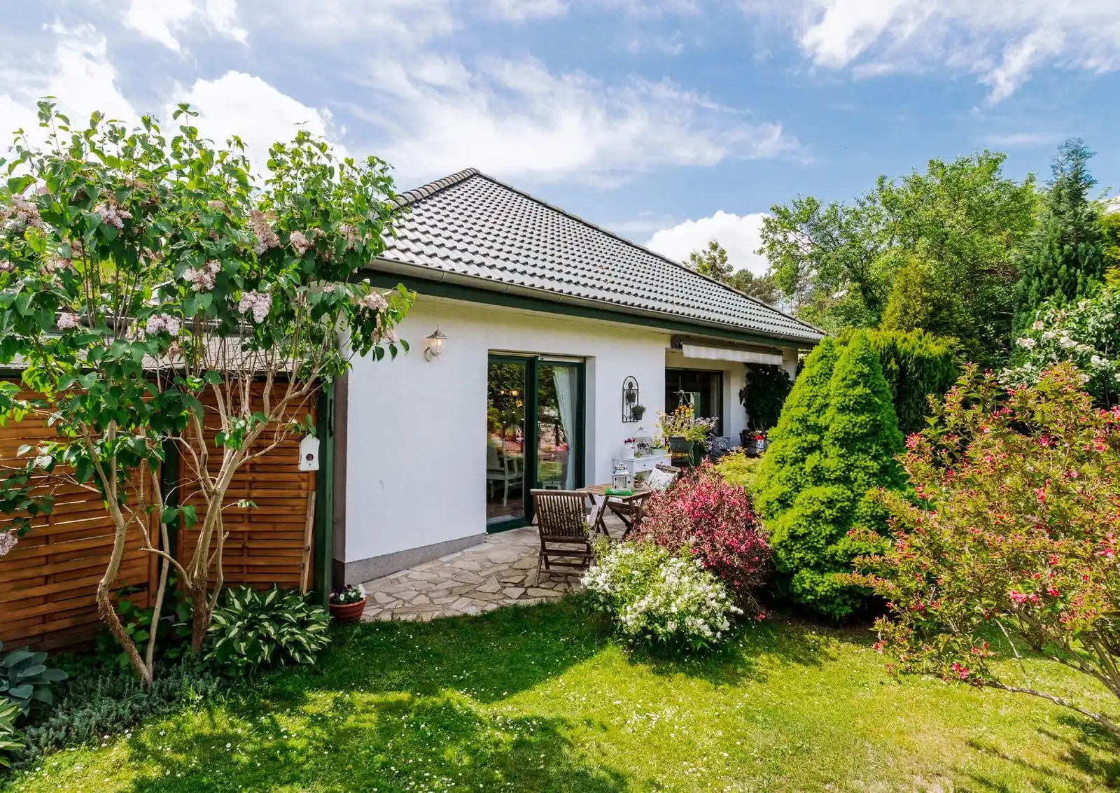 Bungalow mit blühendem Garten und Terrasse in Rauen bei Fürstenwalde