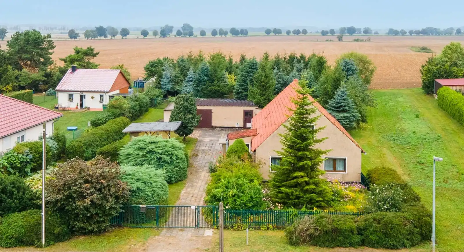 Drohnenaufnahme des Einfamilienhauses mit Garten und Feldern dahinter in Neuhof bei Angermünde