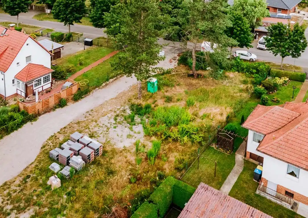 Drohnenaufnahme des Baugrundstücks zwischen Einfamilienhäusern in Brieselang