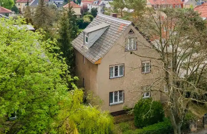 Wohnhaus mit Gaube zwischen Bäumen in Berlin-Köpenick, Drohnenaufnahme