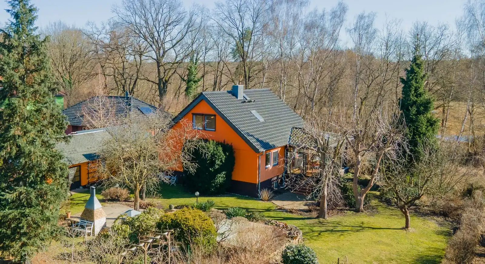 Drohnenaufnahme des Einfamilienhauses mit großem Garten und Bäumen in Beeskow