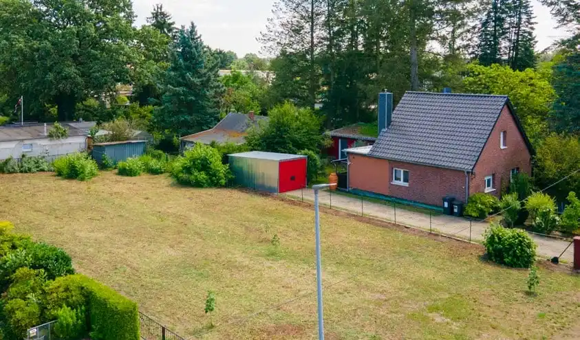 Baugrundstück mit Nachbarhaus und Bäumen in Spreewerder bei Grünheide