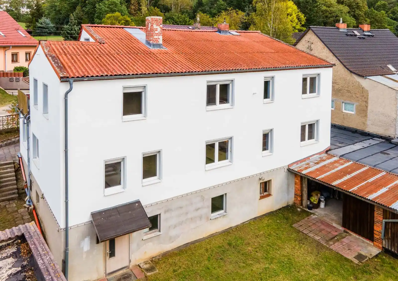 Rückseite des Hauses mit Nebengebäude und Rasen in Neuzelle, Drohnenaufnahme