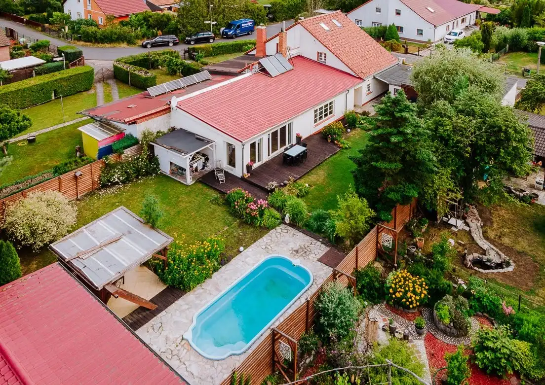 Drohnenaufnahme der Doppelhaushälfte mit Pool und Garten in Berlin-Mahlsdorf