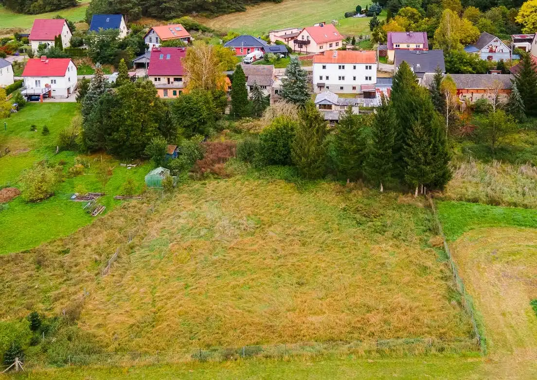 Großer Garten hinter dem Haus mit Blick auf den Ort in Neuzelle