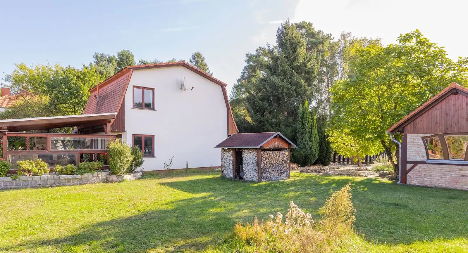 Garten mit Rasen, Terrasse und Nebengebäude in Berlin-Müggelheim