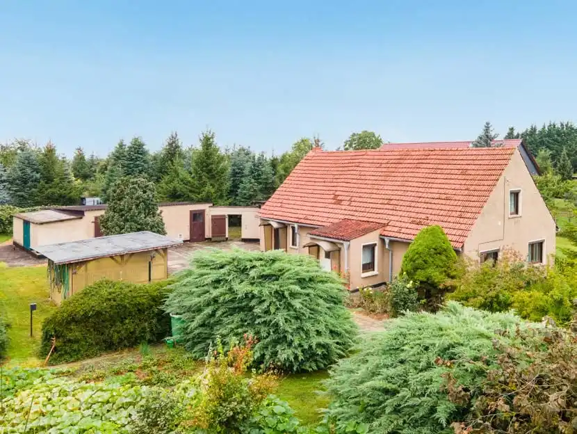 Einfamilienhaus mit Nadelbäumen und Garagen von oben in Neuhof bei Angermünde