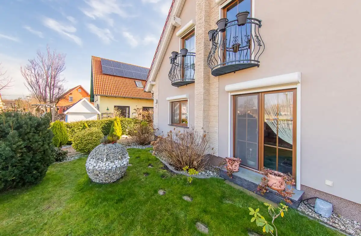 Garten mit Rasen und Fenstertüren am Einfamilienhaus in Brieselang