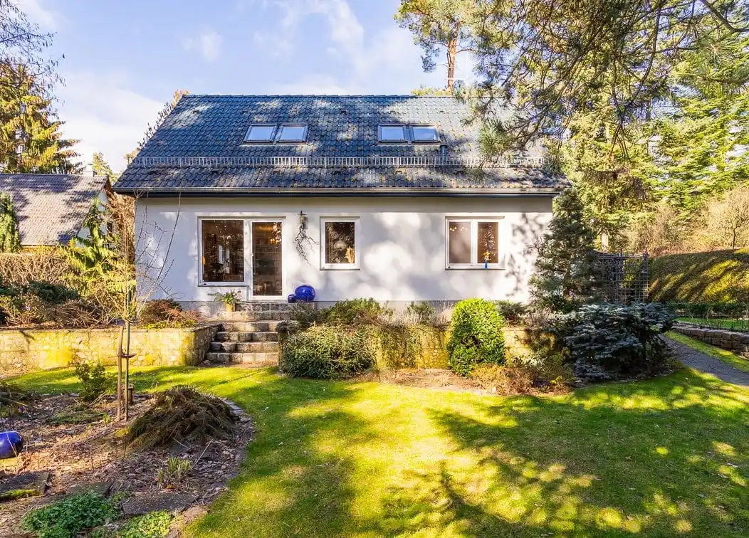 Einfamilienhaus mit Rasen und Treppe zur Terrasse in Wandlitz