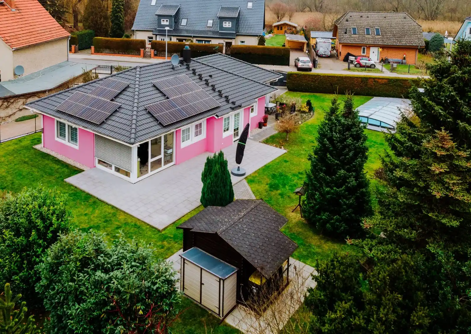 Bungalow mit Solaranlage und Gartenhaus von oben in Mühlenbeck (Mühlenbecker Land)