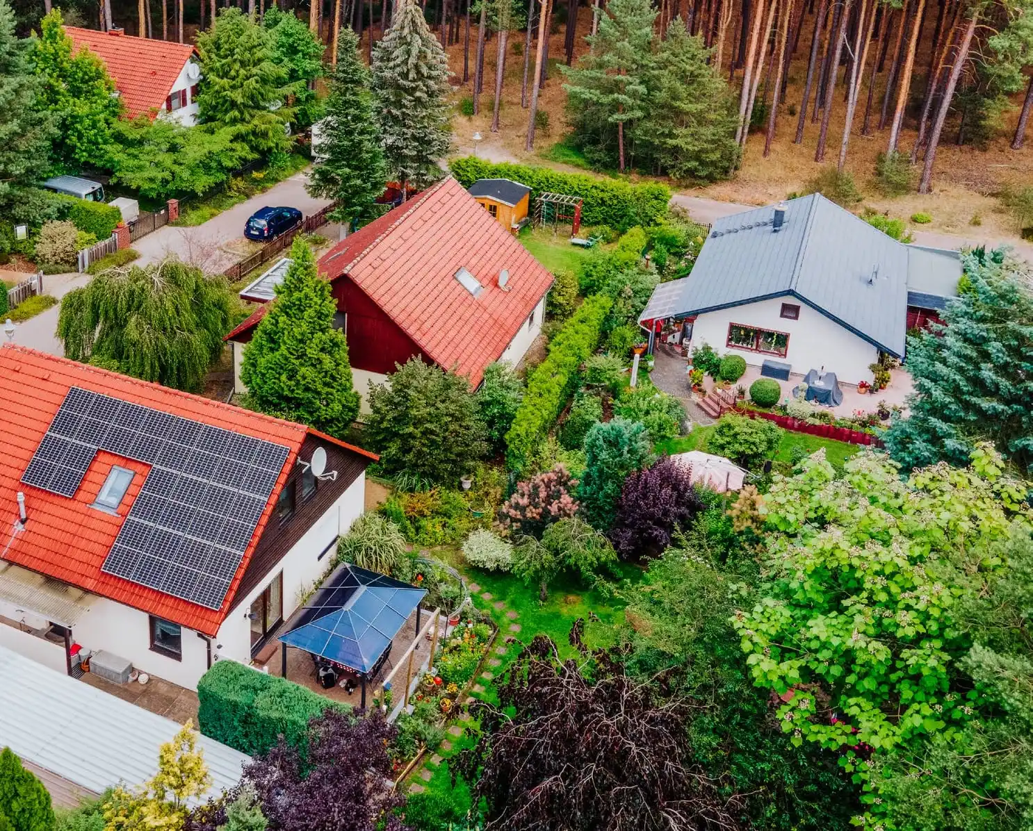 Einfamilienhaus mit Solaranlage am Waldrand von oben in Borkheide