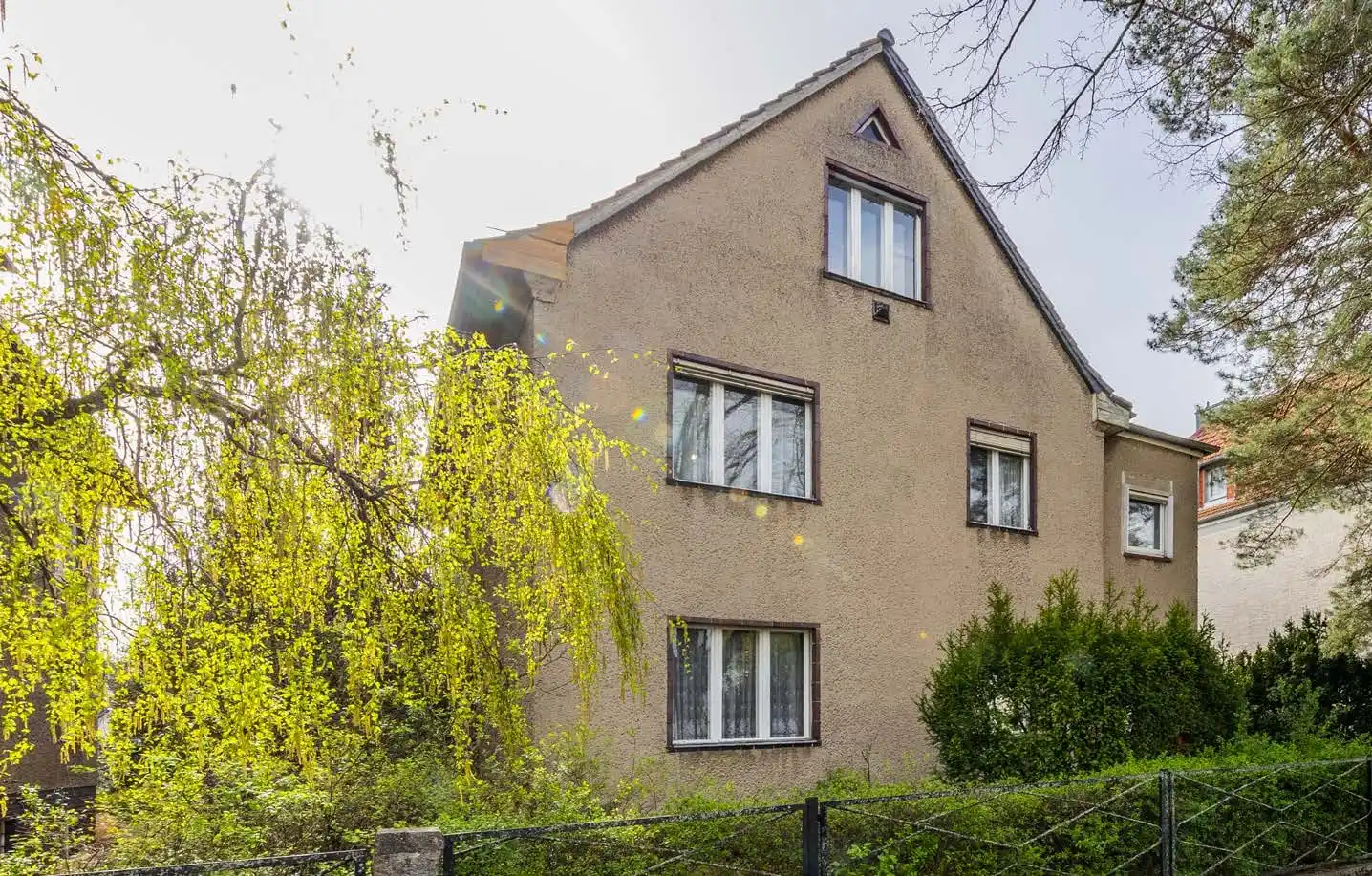 Giebelseite des Wohnhauses mit Weide im Garten in Berlin-Köpenick