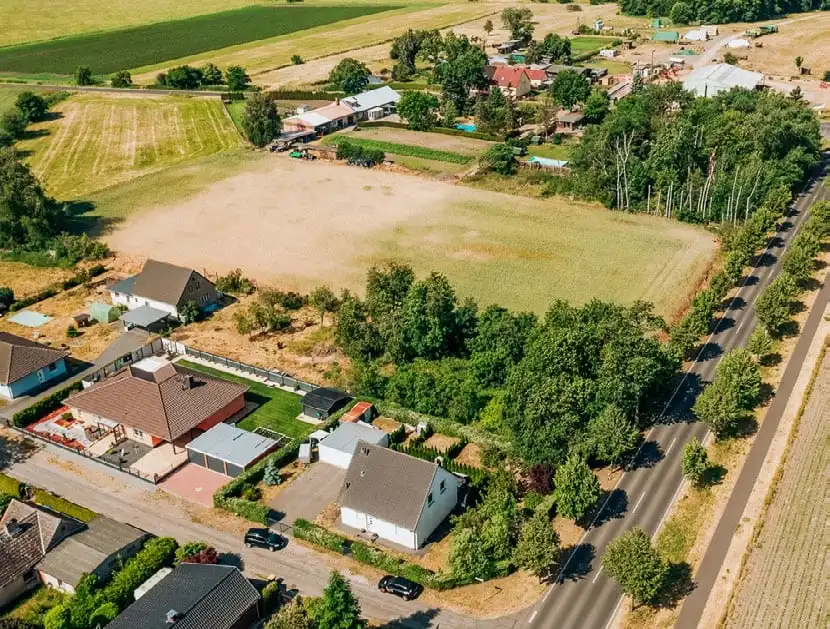 Siedlung mit Feldern und Baumreihe von oben in Schwante bei Oberkrämer