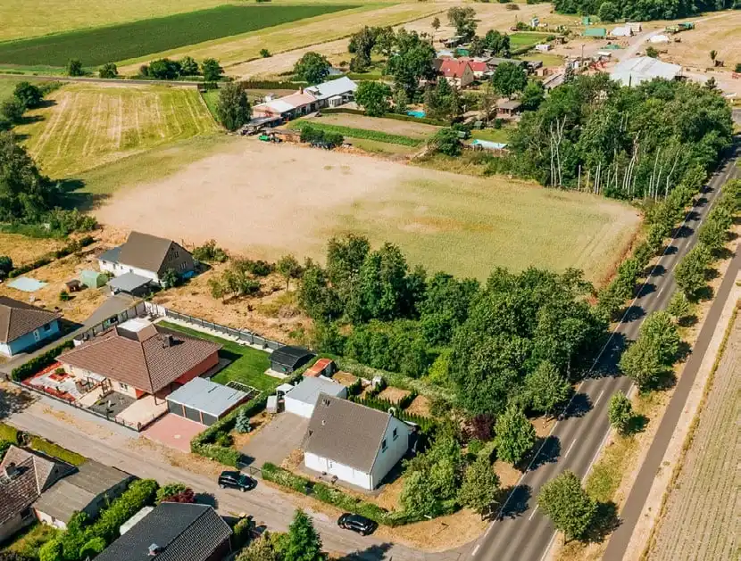 Siedlung mit Feldern und Baumreihe von oben in Schwante bei Oberkrämer