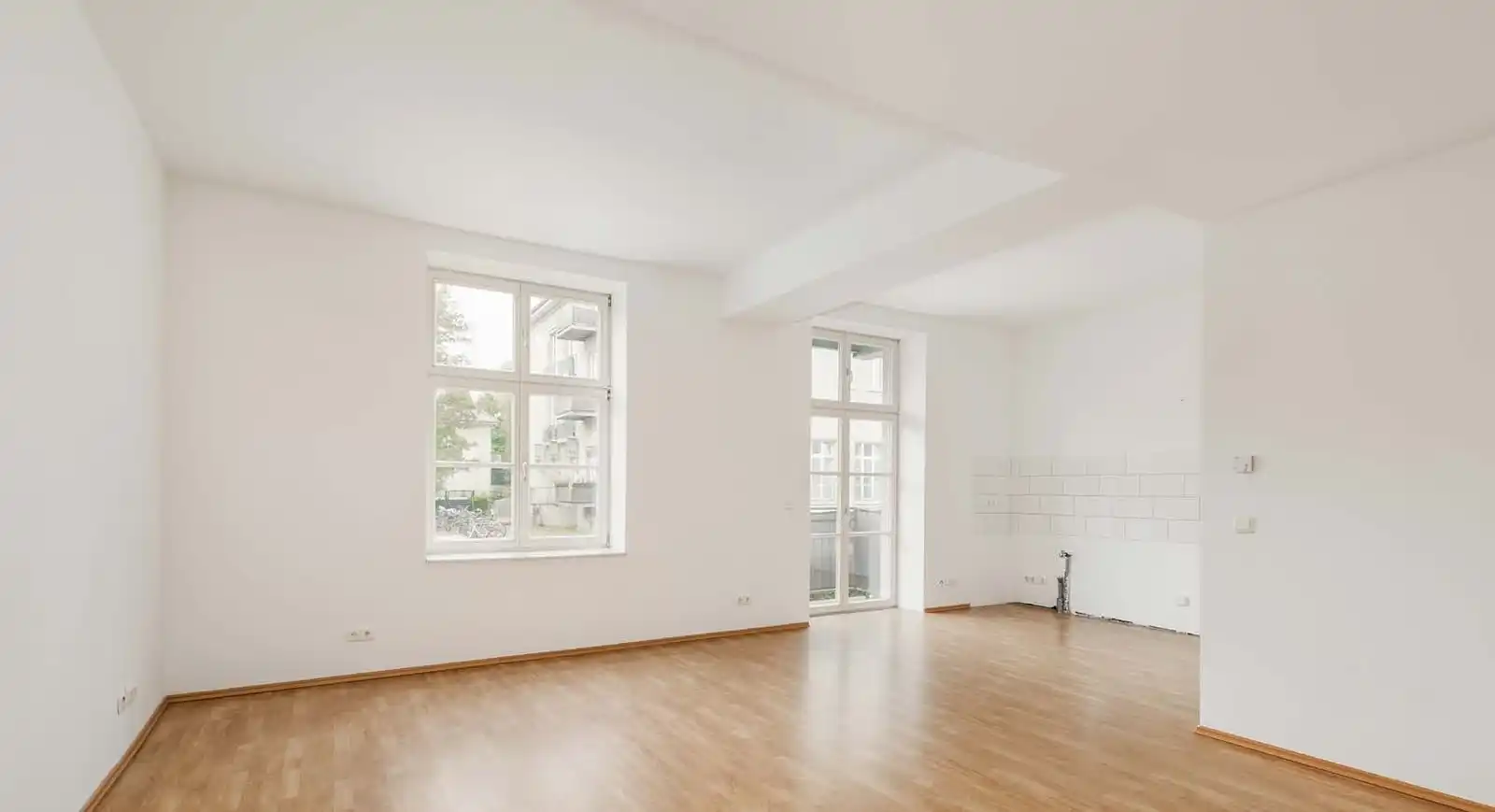 Wohnraum mit offener Küchenzeile in der Eigentumswohnung in Berlin-Karlshorst