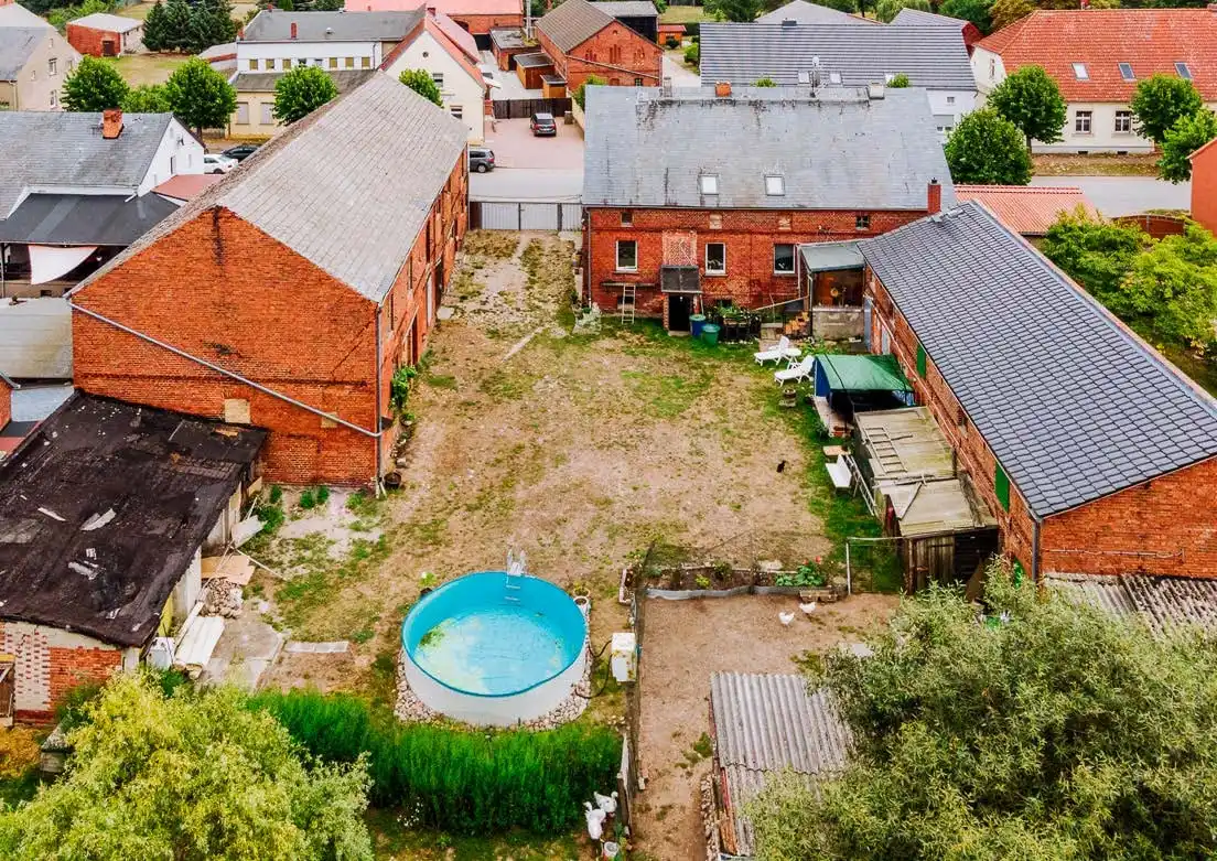 Innenhof und Garten des Dreiseitenhofs mit Pool von oben in Breddin