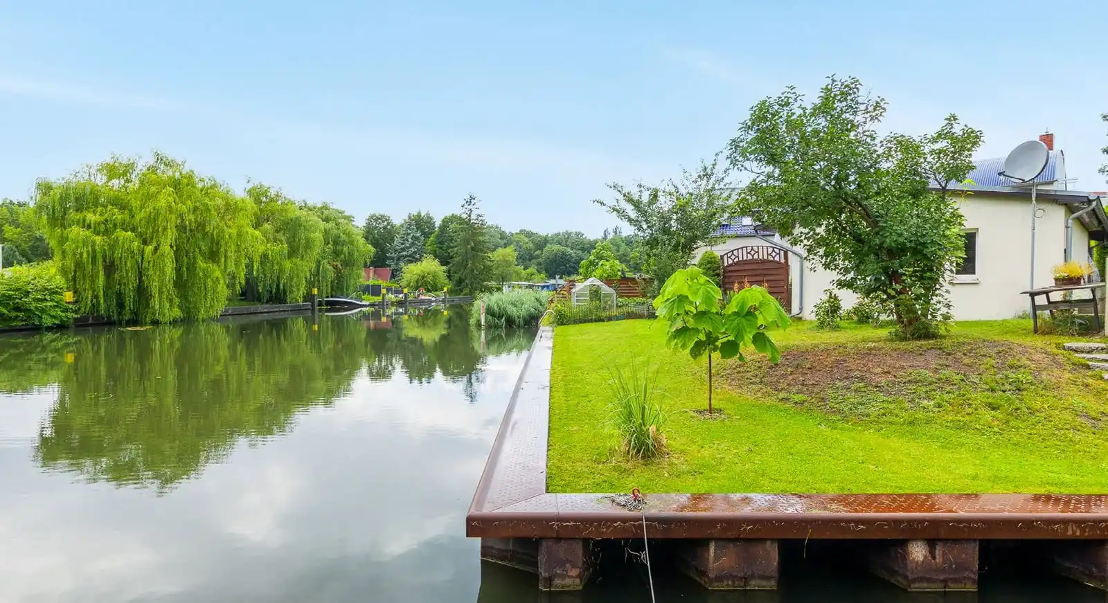Rasen bis ans Kanalufer am Bungalow in Rüdersdorf bei Berlin