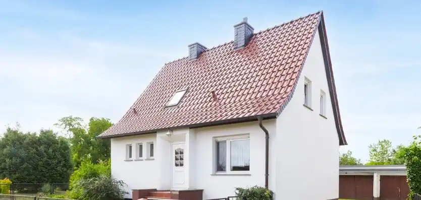 Wohnhaus mit Eingangstreppe und Garagen in Weichensdorf bei Friedland