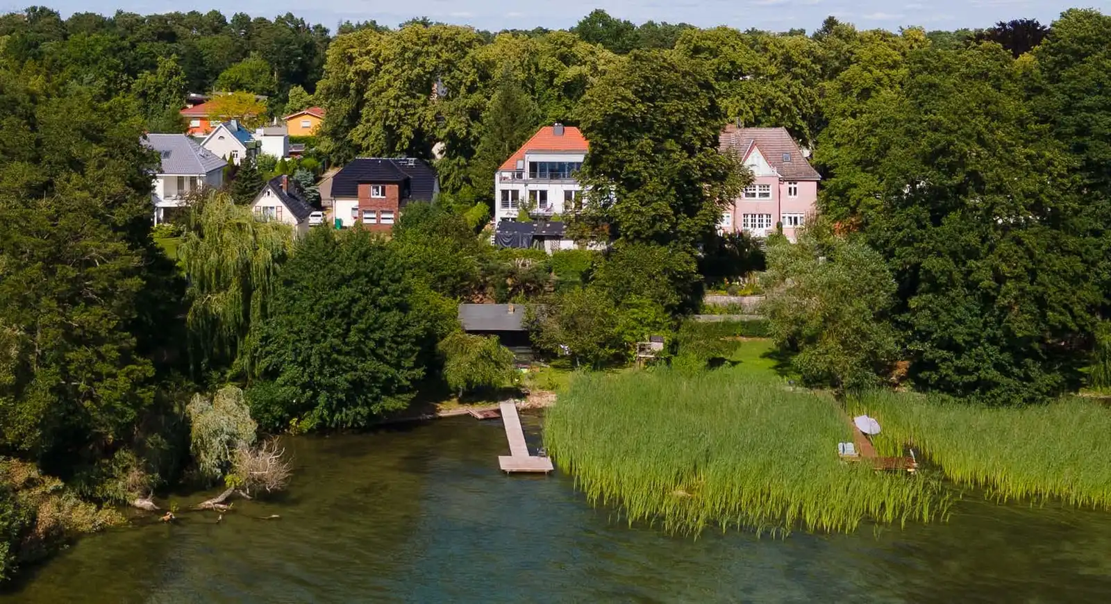 Wandlitzsee mit Badestegen und Häusern am Ufer in Wandlitz