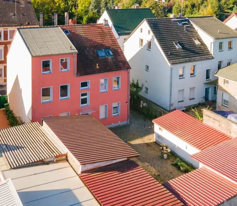 Rückseite des Mehrfamilienhauses mit Innenhof in Luckenwalde, Drohnenaufnahme