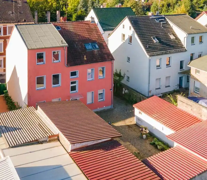 Rückseite des Mehrfamilienhauses mit Innenhof in Luckenwalde, Drohnenaufnahme