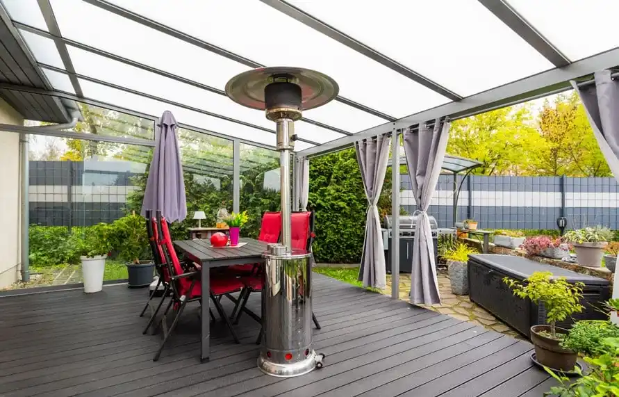 Überdachte Terrasse mit Gartenmöbeln und Heizstrahler am Einfamilienhaus in Ahrensfelde