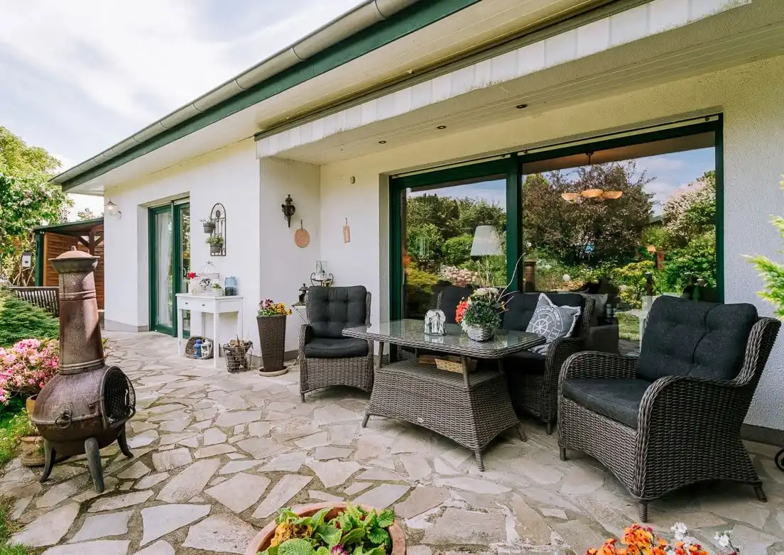 Terrasse mit Sitzgruppe und Fensterfront am Bungalow in Rauen bei Fürstenwalde