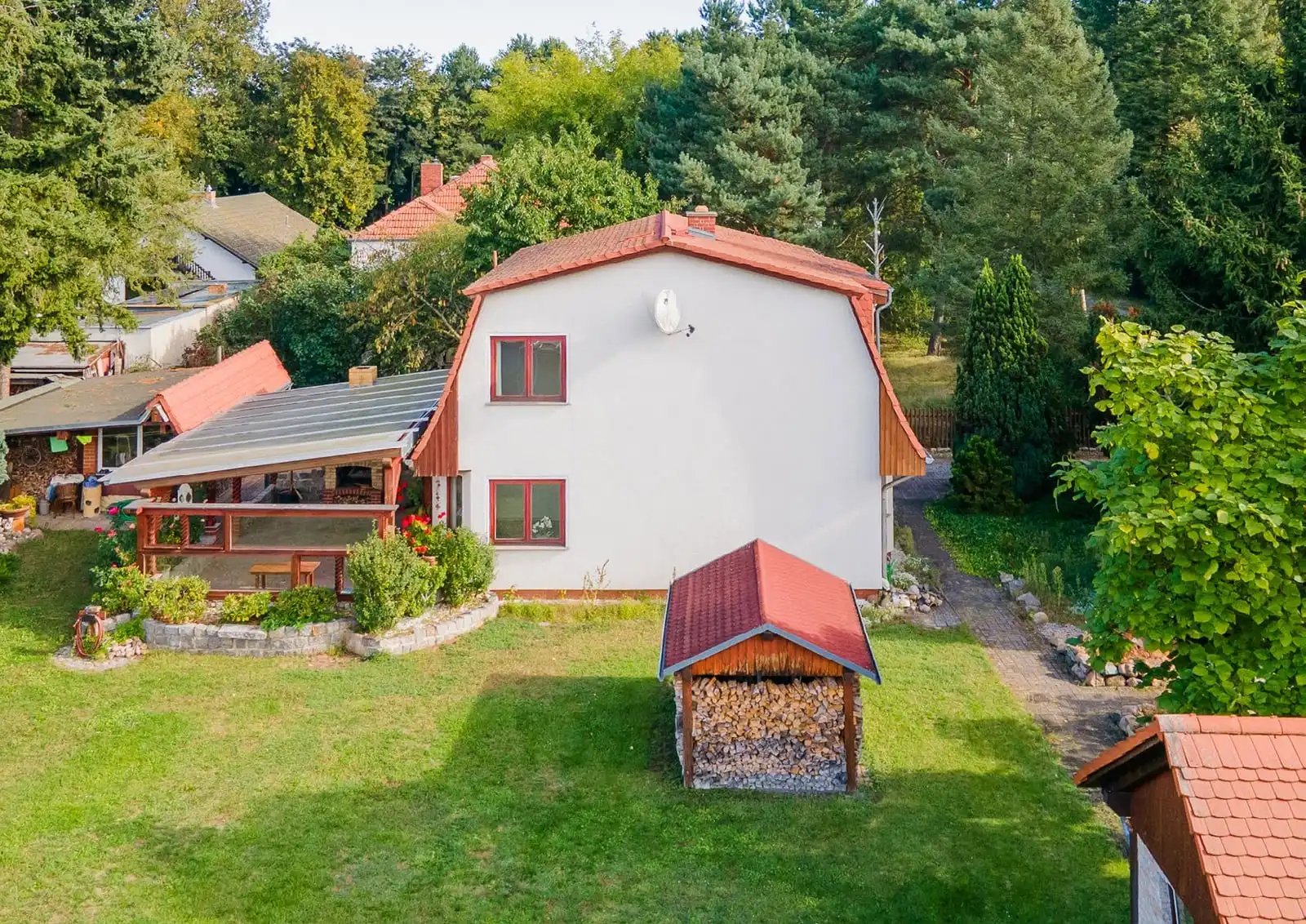 Drohnenaufnahme des Einfamilienhauses mit Garten in Berlin-Müggelheim