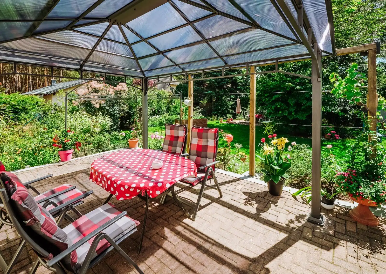 Überdachte Terrasse mit Gartentisch am Einfamilienhaus in Borkheide